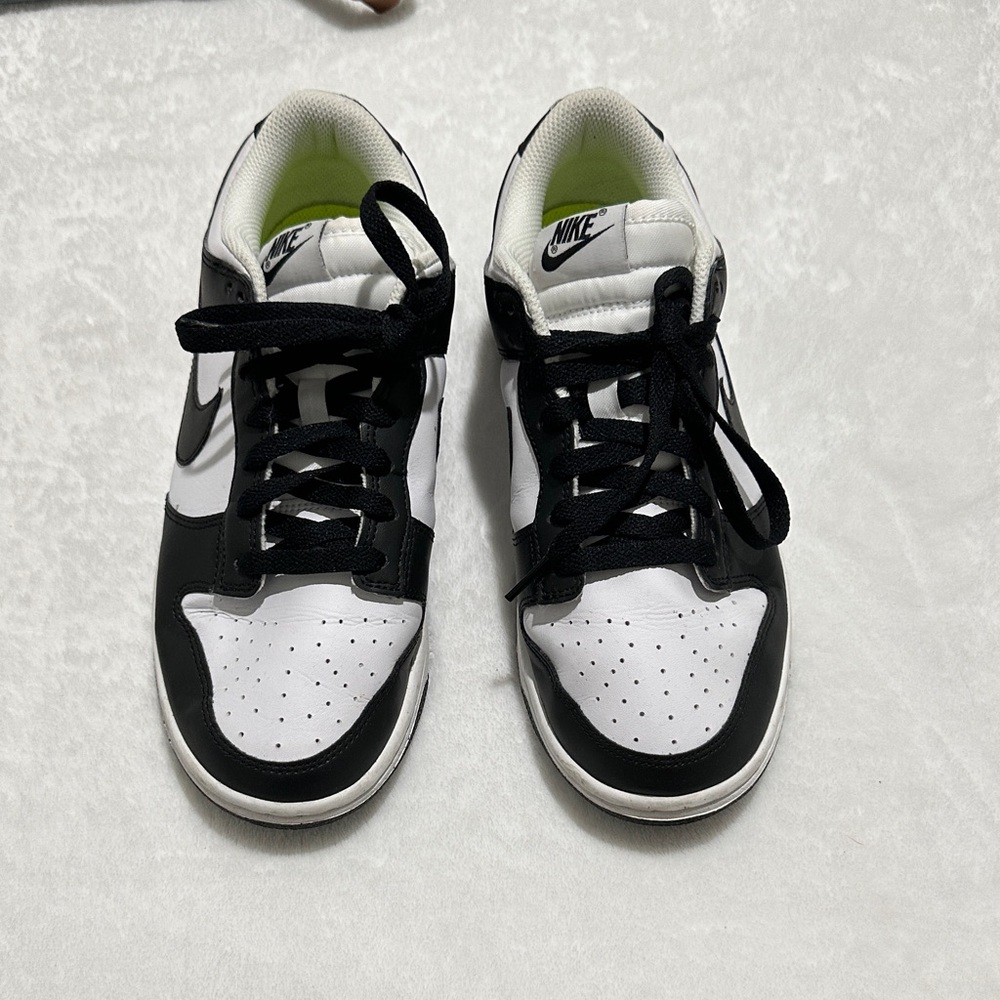 Woman’s Nike black & white